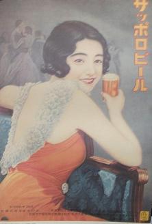 椅子に座って微笑む紅いドレスの女性